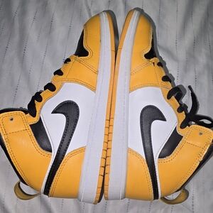 Nike Kids Black and Yellow Sneakers
